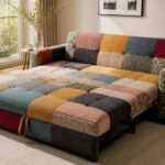 Rozkładana sofa patchworkowa w wielokolorowe wzory w jasnym salonie z balkonem